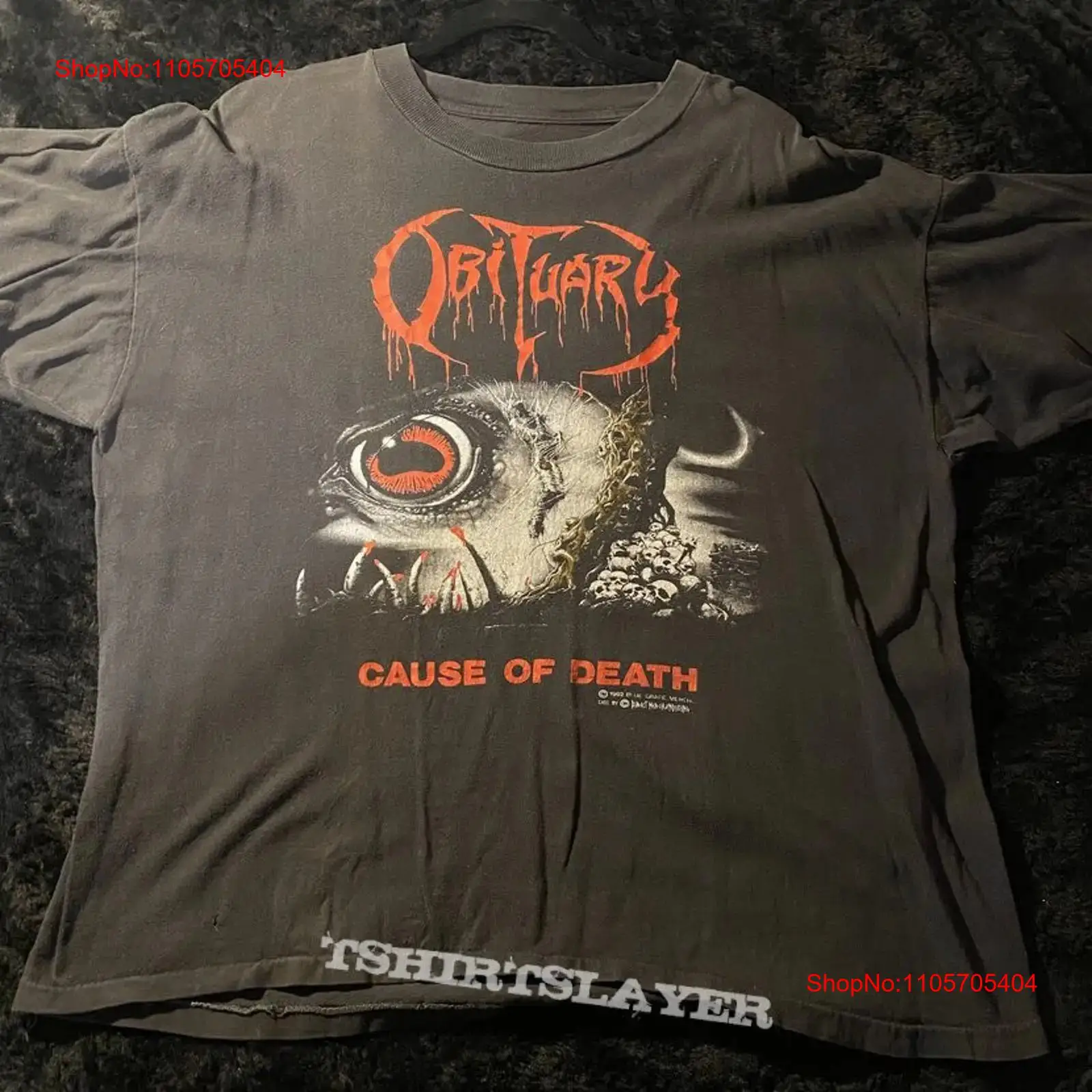 Vintage Fashion Obituaries - 死因が記載されたクラシックスタイルの黒Tシャツ、再版版、長袖または半袖、ヴィンテージ風ウォッシュ加工デザイナーズウェア、ファッション