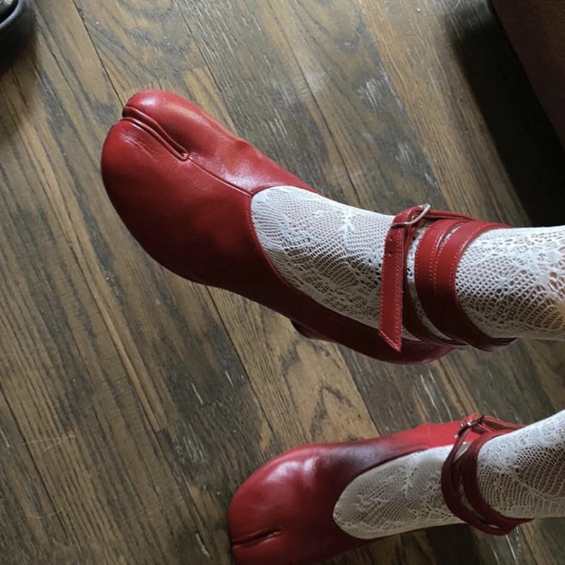 Vintage Fashion Ladies - 2026 ヴィンテージ春のファッションスプリットトゥ女性パンプスチャンキーラウンドストラップバックルハイヒールレッドレザーブランドデザイン靴女性
