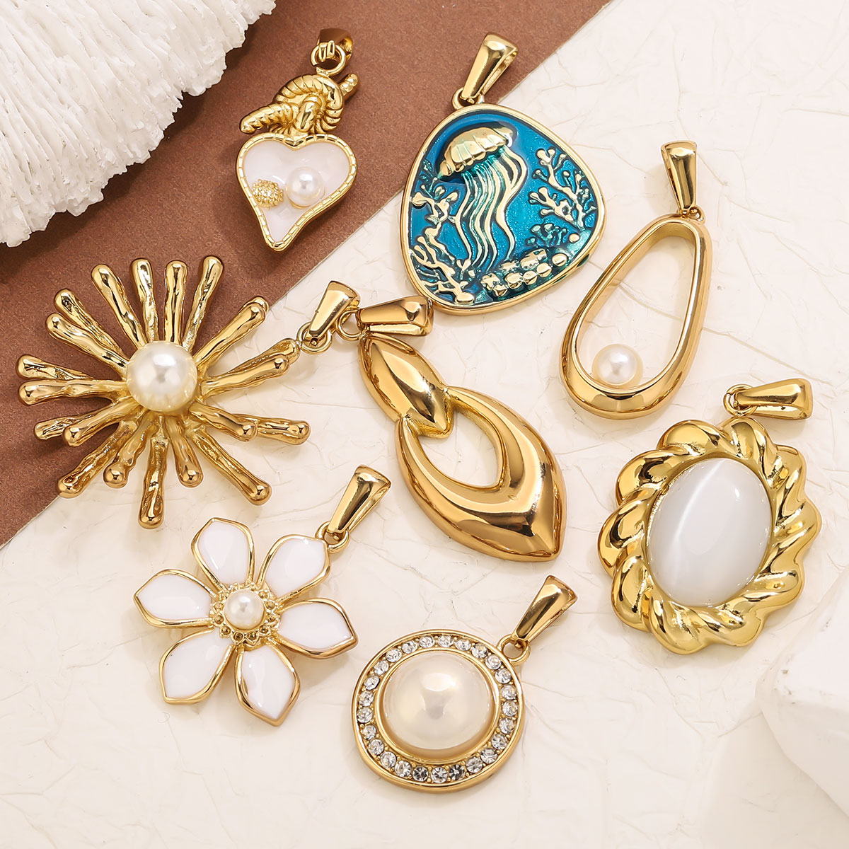 1個入り 18K金メッキステンレススチール製フラワーチャーム - Vintage Fashion Jewelry Necklaces のレビューと価格