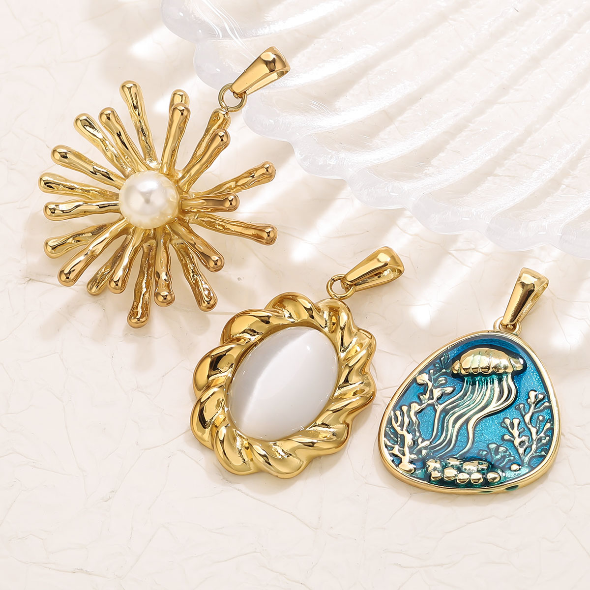 1個入り 18K金メッキステンレススチール製フラワーチャーム - Vintage Fashion Jewelry Necklaces のレビューと価格