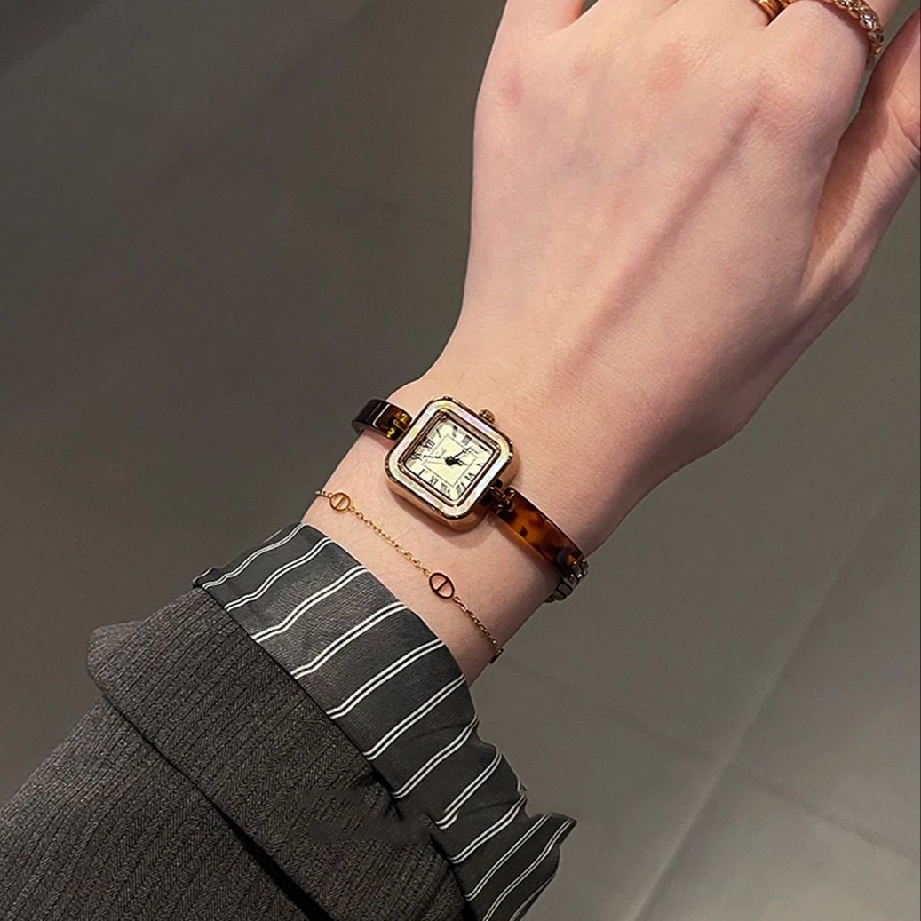 高級ヴィンテージレディースウォッチ、ローマ数字とスクエアダイ - Vintage Fashion Watches のレビューと価格