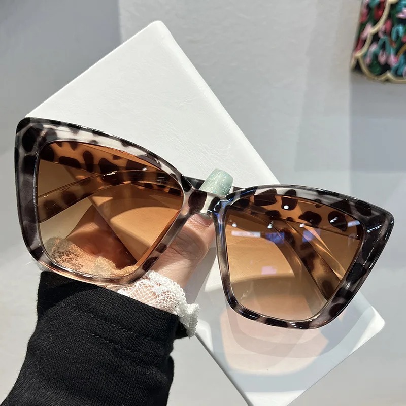 トレンディなキャットアイサングラス女性用レトロスクエアサング - Vintage Fashion Glasses のレビューと価格