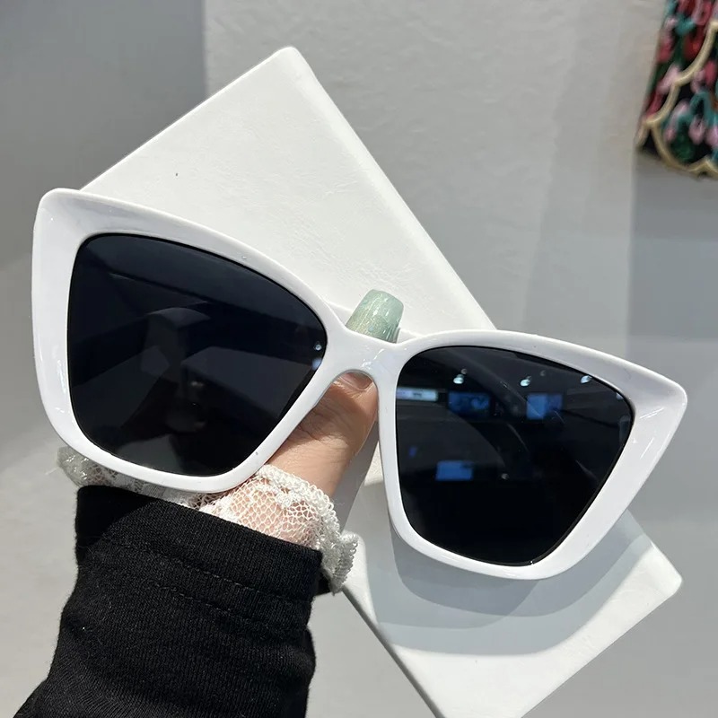 トレンディなキャットアイサングラス女性用レトロスクエアサング - Vintage Fashion Glasses のレビューと価格